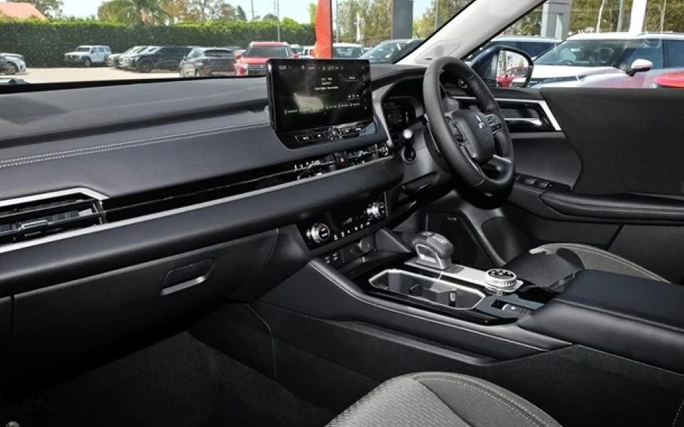 2025 Mitsubishi Outlander LS