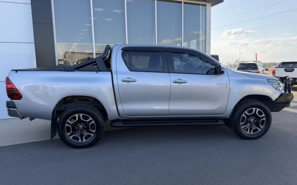 2023 Toyota Hilux SR5