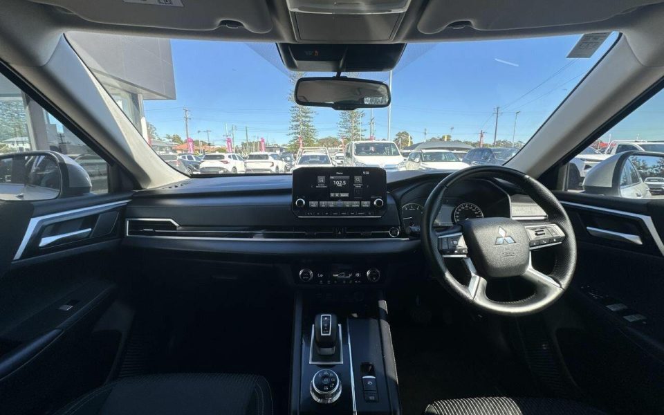 2023 Mitsubishi Outlander LS