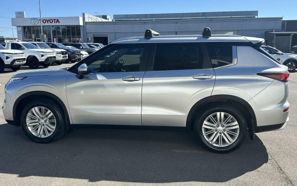 2023 Mitsubishi Outlander LS
