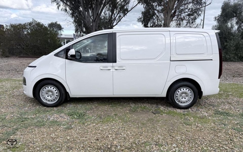 2022 Hyundai STARIA Base
