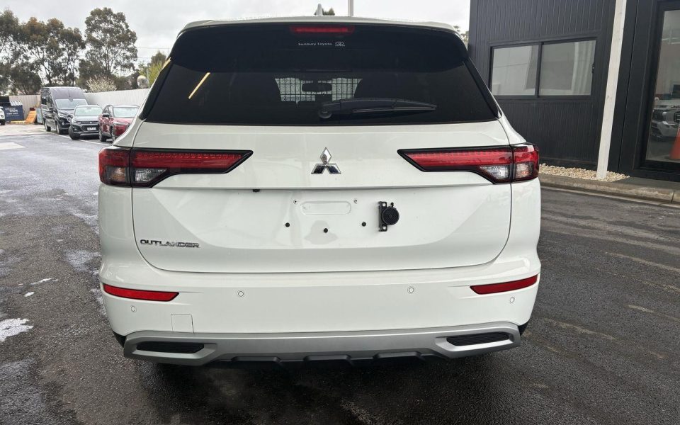 2023 Mitsubishi OUTLANDER LS