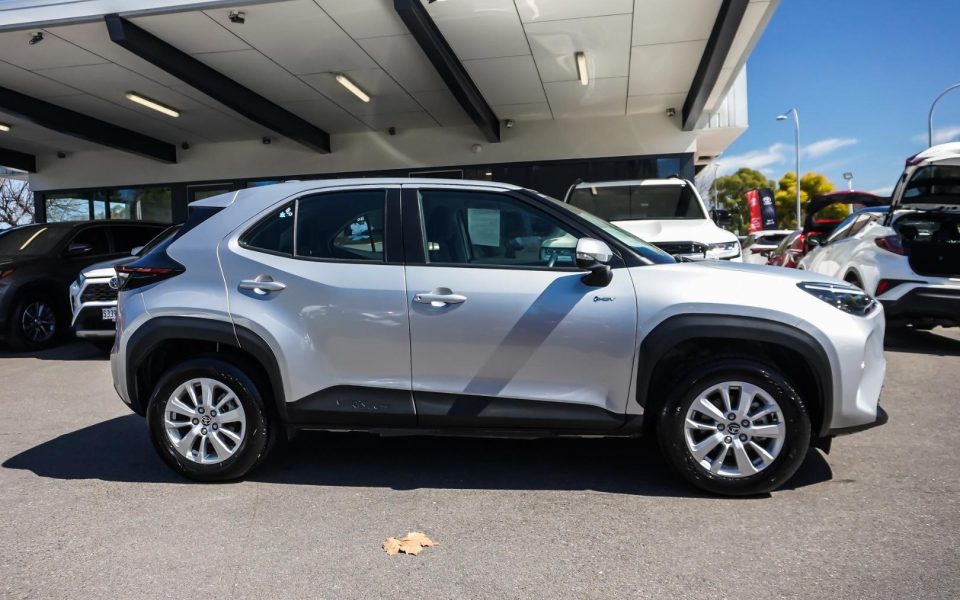 2025 Toyota Yaris Cross Hybrid GX