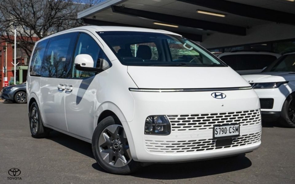 2022 Hyundai STARIA Base