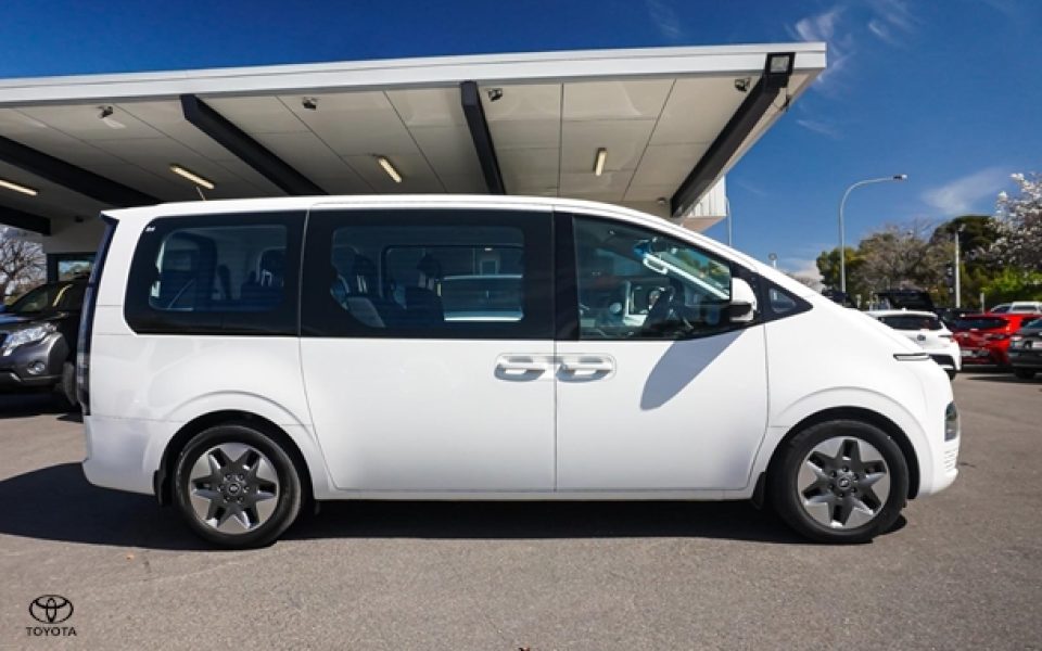 2022 Hyundai STARIA Base