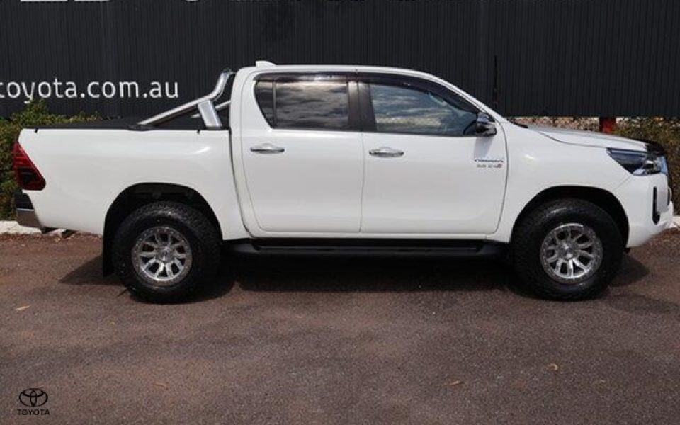 2023 Toyota Hilux SR5